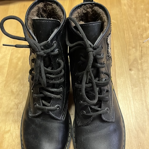 Hello Kitty fur lined black boots. Size women’s 10 - Picture 4 of 4